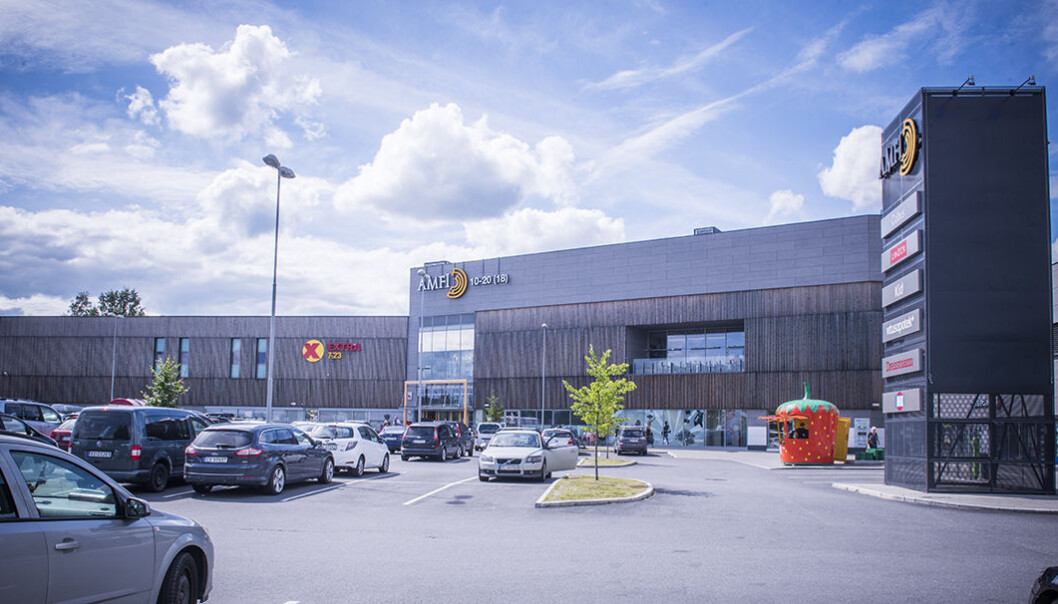 Kameraovervåking er viktig inne i senteret, men også ute på parkeringsplassen hvor det av og til er påkjørsler der fører har stukket av. Kameraovervåking er viktig inne i senteret, men også ute på parkeringsplassen hvor det av og til er påkjørsler der fører har stukket av.