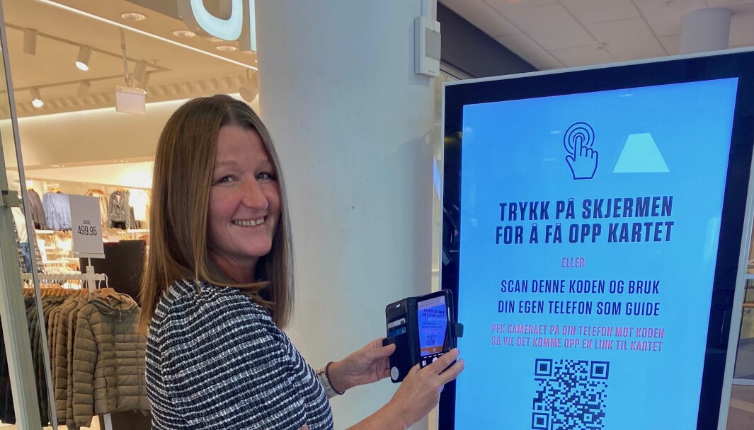 Senterleder Laila Myrvang på Jekta i Tromsø mener at touchfri wayfinding er genialt i disse tider. De var første senter med løsningen i Norge.