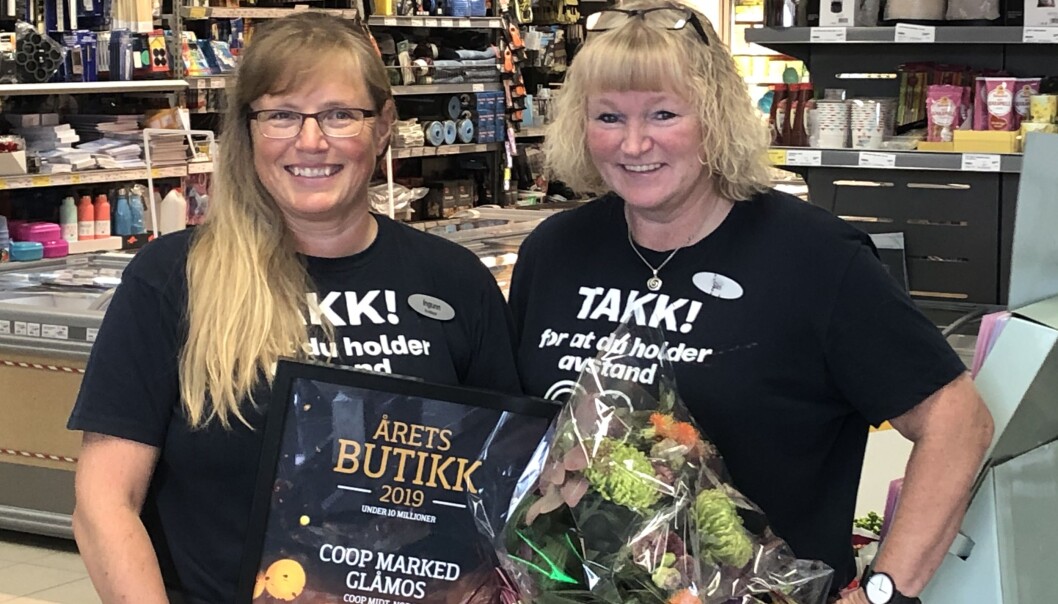 Butikksjef Ingunn Nilsgård og Siri Ertzås ved Coop Marked i Glåmos var stolte over å motta prisen. Butikksjef Ingunn Nilsgård og Siri Ertzås ved Coop Marked i Glåmos var stolte over å motta prisen.