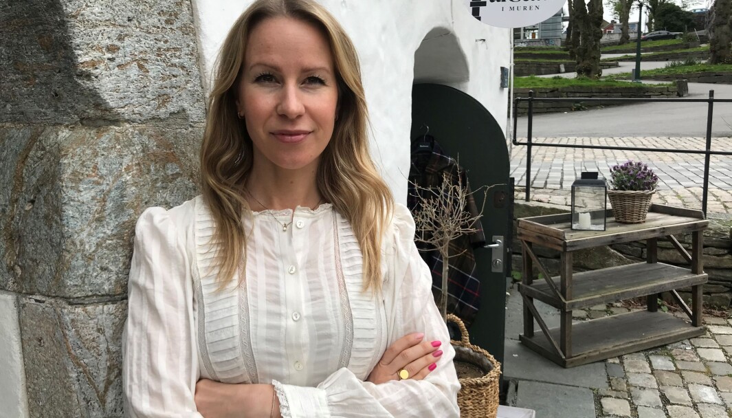 Daglig leder Synnøve Aksdal i familiebedriften Aksdal i Muren i Bergen har opplevd kraftig oppsving i netthandelen i år. De har fått god respons på hjemlevering av regntøy til bergensere. Daglig leder Synnøve Aksdal i familiebedriften Aksdal i Muren i Bergen har opplevd kraftig oppsving i netthandelen i år. De har fått god respons på hjemlevering av regntøy til bergensere.