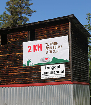 Skiltet som viser vei til døgnåpen butikk. Skiltet som viser vei til døgnåpen butikk.