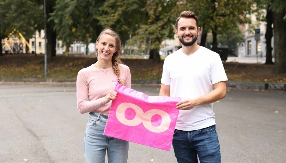 De rosa handlenettene er allerede blitt populære, og forsvinner raskt fra Coops butikker, sier Carina Hansen, sponsor-prosjektleder og Per Løberg Eriksen, bærekraftsansvarlig i Coop Norge.