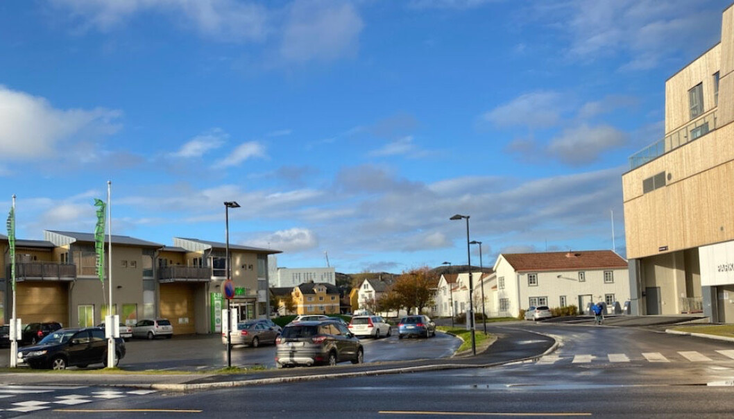 De to kjøpesentrene ligger bare et steinkast unna hverandre midt i kystbyen – Rørvik Torg til venstre og AMFI Rørvik til høyre. De to kjøpesentrene ligger bare et steinkast unna hverandre midt i kystbyen – Rørvik Torg til venstre og AMFI Rørvik til høyre.