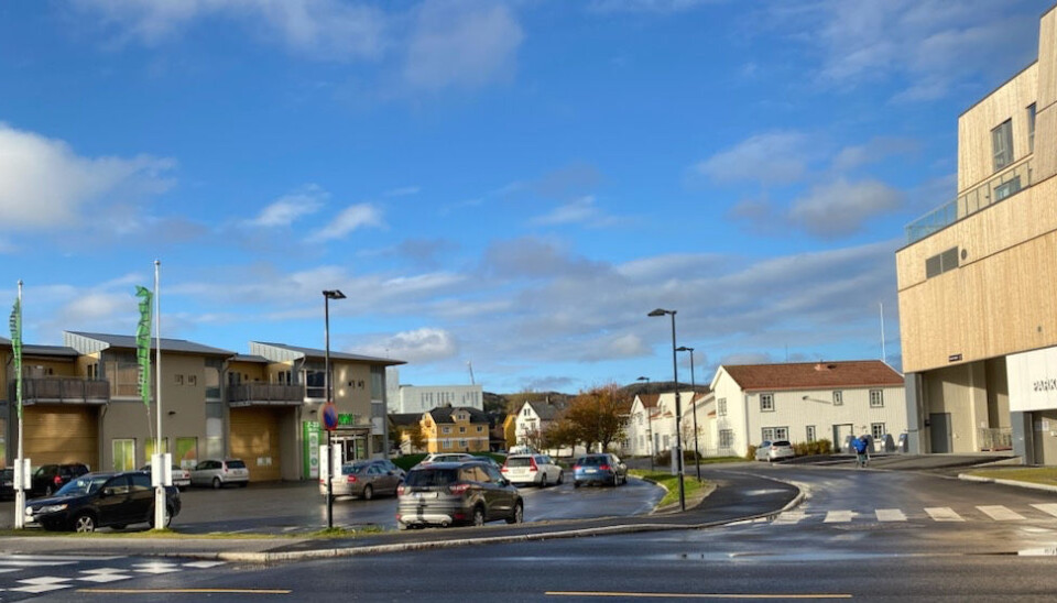 De to kjøpesentrene ligger bare et steinkast unna hverandre midt i kystbyen – Rørvik Torg til venstre og AMFI Rørvik til høyre. De to kjøpesentrene ligger bare et steinkast unna hverandre midt i kystbyen – Rørvik Torg til venstre og AMFI Rørvik til høyre.