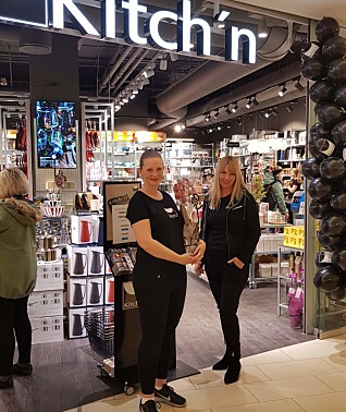 Butikkleder Else Pernille Hartmann Nilsen (t.v.) og senterleder Silje Nordgård Aspen under åpningen av Kitch’n torsdag. Butikkleder Else Pernille Hartmann Nilsen (t.v.) og senterleder Silje Nordgård Aspen under åpningen av Kitch’n torsdag.