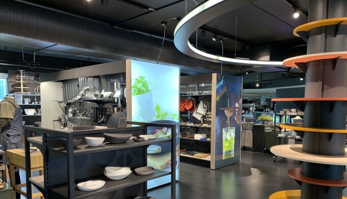 Et showroom for glass, servise og servering som ble omgjort med et nytt konsept, tilrettelagt for fleksibilitet og spennende utstillinger. Et showroom for glass, servise og servering som ble omgjort med et nytt konsept, tilrettelagt for fleksibilitet og spennende utstillinger.