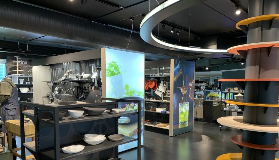 Et showroom for glass, servise og servering som ble omgjort med et nytt konsept, tilrettelagt for fleksibilitet og spennende utstillinger.
