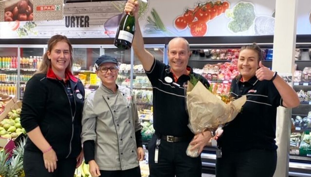 Kjøpmann Kjetil Klepsvik har dobbel grunn til å feire SPAR Steinsland i høst: Kåret til ‘Årets butikk i kjeden’ – og torsdag er det femårsjubileum. Gode medarbeidere får smake når champagnen sprettes. Kjøpmann Kjetil Klepsvik har dobbel grunn til å feire SPAR Steinsland i høst: Kåret til ‘Årets butikk i kjeden’ – og torsdag er det femårsjubileum. Gode medarbeidere får smake når champagnen sprettes.