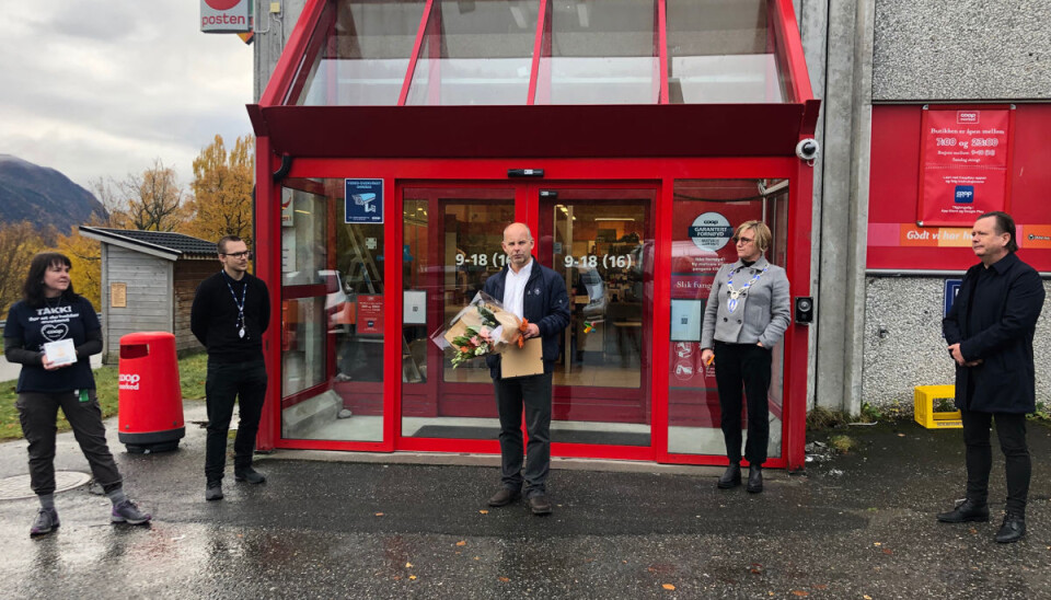Fra åpningen i forrige uke, butikksjef Tone Hjelle (f.v.), driftssjef Fredrik Iversen, Steinar Fredheim fra Merkur, ordfører Sølvi Dimmen i Volda kommune som stod for den offisielle åpningen, og Atle Stalheim fra Merkur. Fra åpningen i forrige uke, butikksjef Tone Hjelle (f.v.), driftssjef Fredrik Iversen, Steinar Fredheim fra Merkur, ordfører Sølvi Dimmen i Volda kommune som stod for den offisielle åpningen, og Atle Stalheim fra Merkur.
