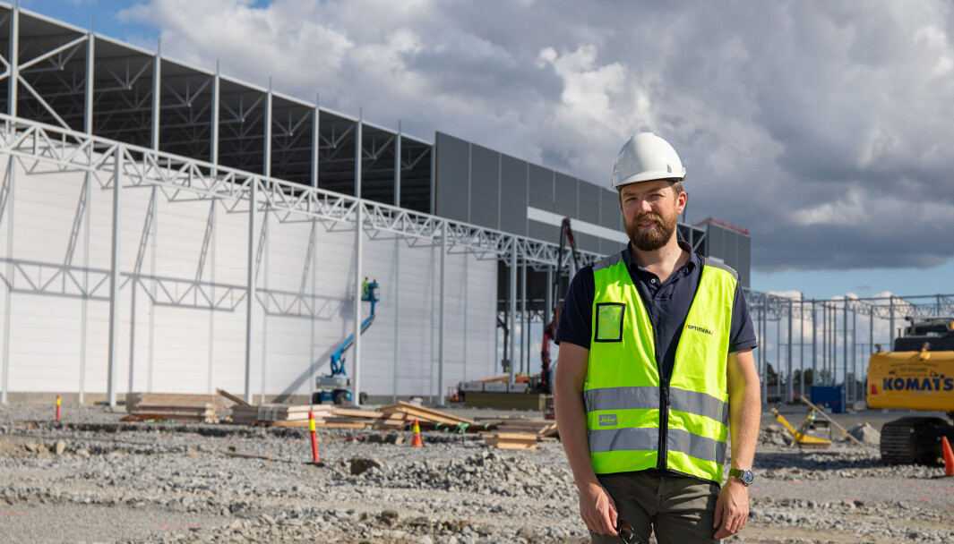 Audun Tharaldsen, logistikksjef i Optimera, foran det nye sentrallageret som er under oppføring i Vestby. Audun Tharaldsen, logistikksjef i Optimera, foran det nye sentrallageret som er under oppføring i Vestby.
