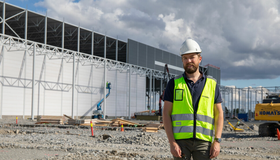 Audun Tharaldsen, logistikksjef i Optimera, foran det nye sentrallageret som er under oppføring i Vestby.