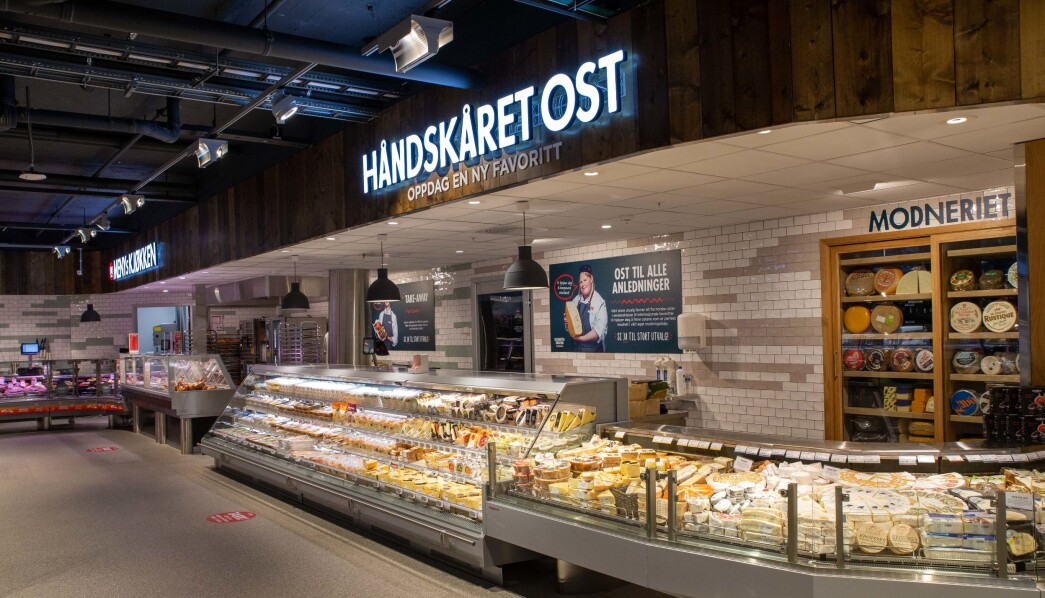 Gråmalte vegger og søyler skaper en mer lun stemning, og det brukes mer LED-belysning i ferskvareavdelingen. Gråmalte vegger og søyler skaper en mer lun stemning, og det brukes mer LED-belysning i ferskvareavdelingen.