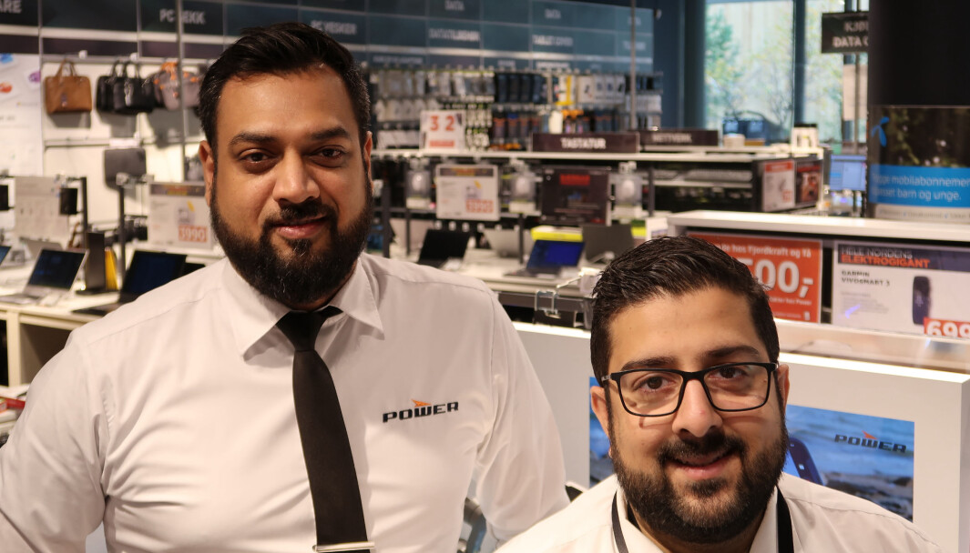 Salgsleder Suraj Hirami og butikksjef Raheel Khan er fornøyd med å få kontinuerlig påfyll av tilbakemeldinger fra kunder. Salgsleder Suraj Hirami og butikksjef Raheel Khan er fornøyd med å få kontinuerlig påfyll av tilbakemeldinger fra kunder.