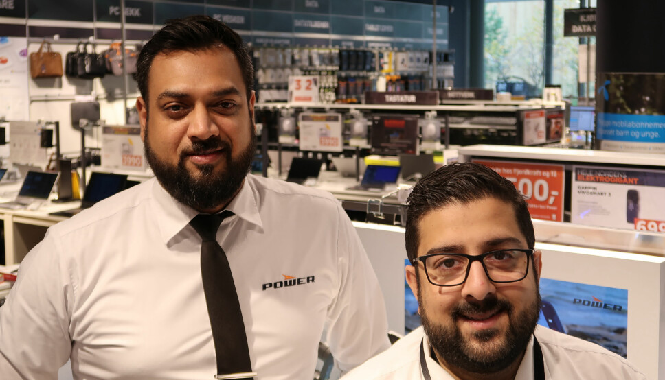 Salgsleder Suraj Hirami og butikksjef Raheel Khan er fornøyd med å få kontinuerlig påfyll av tilbakemeldinger fra kunder.