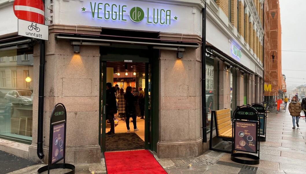 «Veggie de Luca» åpner i dag i samme lokaler som den første Deli de Luca-butikken ble åpnet i 2003: i Thorvald Meyersgate 34 i Oslo. «Veggie de Luca» åpner i dag i samme lokaler som den første Deli de Luca-butikken ble åpnet i 2003: i Thorvald Meyersgate 34 i Oslo.