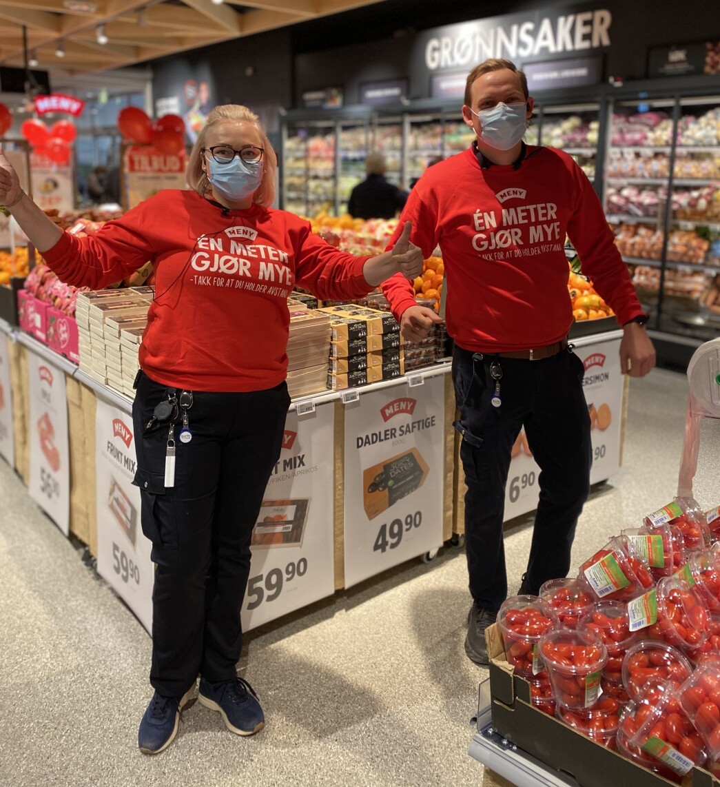 - Vi får en av de mest moderne matbutikkene i landet, og den fineste ferskvaredisken i hele Oslo øst, sier butikksjef Thomas Atlar (t.h). Han har vært butikksjef hos MENY Tveita i fem år, men jobbet i MENY i 10 år. Han er likevel mest stolt av de ansatte, som er den samme gjengen som før rehabiliteringen, totalt 90 ansatte. Pia Maria Myrvold, assisterende butikksjef, t.v. - Vi får en av de mest moderne matbutikkene i landet, og den fineste ferskvaredisken i hele Oslo øst, sier butikksjef Thomas Atlar (t.h). Han har vært butikksjef hos MENY Tveita i fem år, men jobbet i MENY i 10 år. Han er likevel mest stolt av de ansatte, som er den samme gjengen som før rehabiliteringen, totalt 90 ansatte. Pia Maria Myrvold, assisterende butikksjef, t.v.