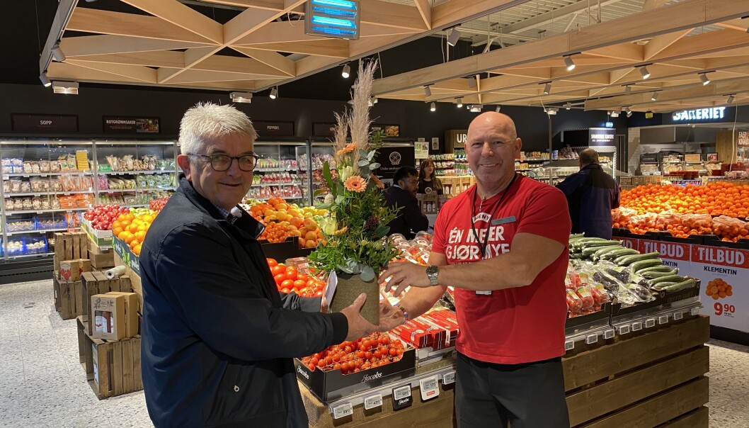 Butikksjef Flemming Kristiansen på MENY Krøgenes i Arendal har 35 ansatte og en butikkflate på ca. 1200 kvm. Han mener at ferskvareavdelingen er blitt Sørlandets flotteste. Ordfører i Arendal, Robert Cornels Nordli, var til stede på åpningen. Butikksjef Flemming Kristiansen på MENY Krøgenes i Arendal har 35 ansatte og en butikkflate på ca. 1200 kvm. Han mener at ferskvareavdelingen er blitt Sørlandets flotteste. Ordfører i Arendal, Robert Cornels Nordli, var til stede på åpningen.