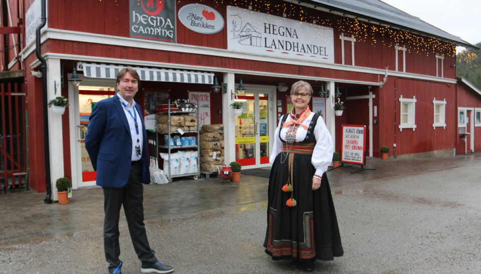 Kjededirektør Kjetil Flåtrud og kjøpmann Gro Cathrine Aasgrav enige om at Hegna Landhandel fortjener status som ‘Historisk Stad’.