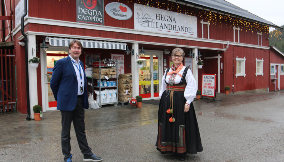 Kjededirektør Kjetil Flåtrud og kjøpmann Gro Cathrine Aasgrav enige om at Hegna Landhandel fortjener status som ‘Historisk Stad’. Kjededirektør Kjetil Flåtrud og kjøpmann Gro Cathrine Aasgrav enige om at Hegna Landhandel fortjener status som ‘Historisk Stad’.