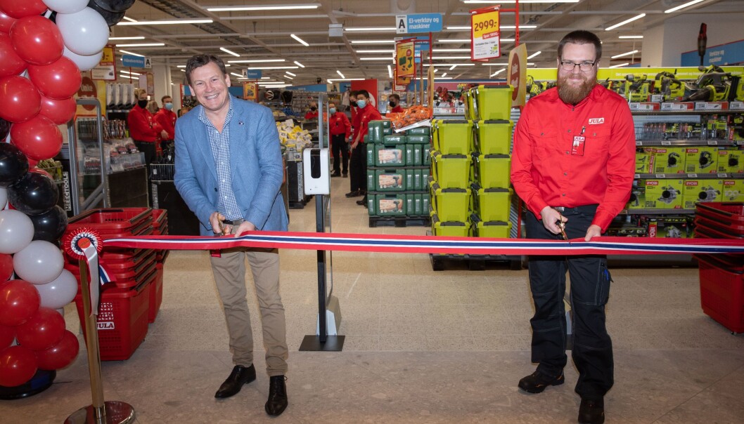 Varehussjef Erik Hedlund og Johnny Albøge, Country Manager Norway, klipper båndet som markerer åpningen av den største butikken i Triaden. Varehussjef Erik Hedlund og Johnny Albøge, Country Manager Norway, klipper båndet som markerer åpningen av den største butikken i Triaden.