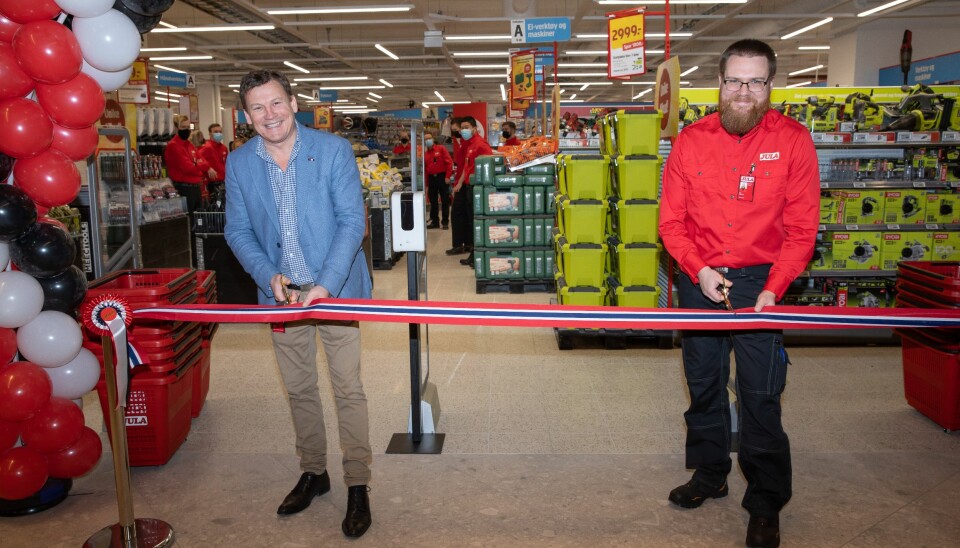 Varehussjef Erik Hedlund og Johnny Albøge, Country Manager Norway, klipper båndet som markerer åpningen av den største butikken i Triaden.