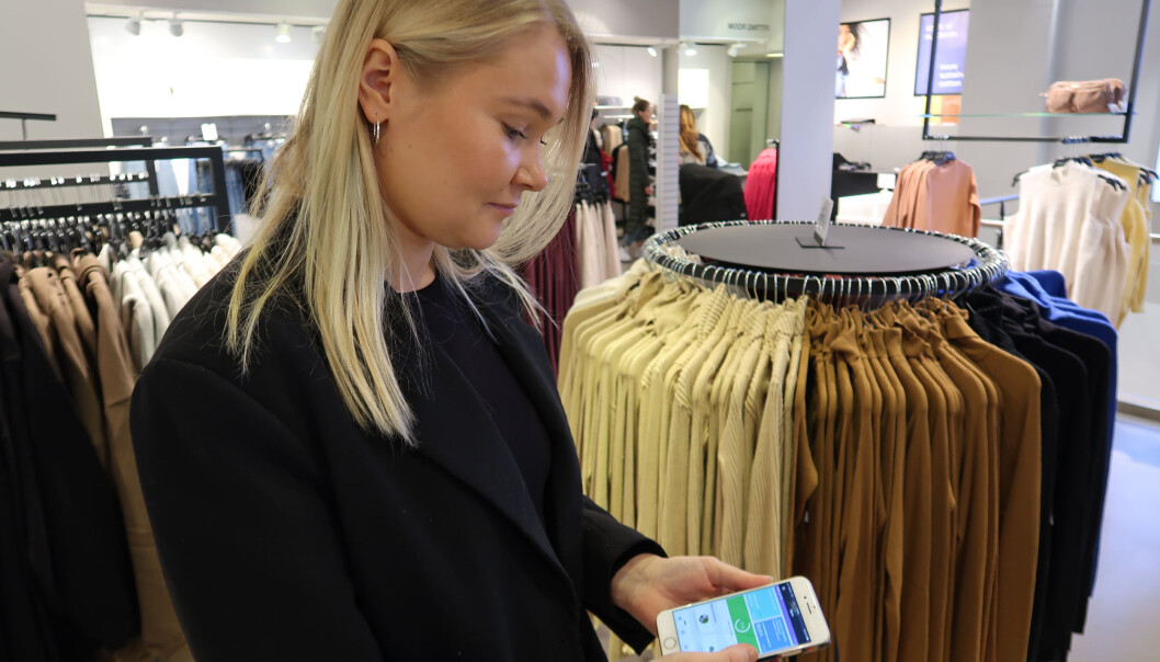 Butikksjefen får tilbakemeldinger fra kunder til appen på mobilen fortløpende. Butikksjefen får tilbakemeldinger fra kunder til appen på mobilen fortløpende.