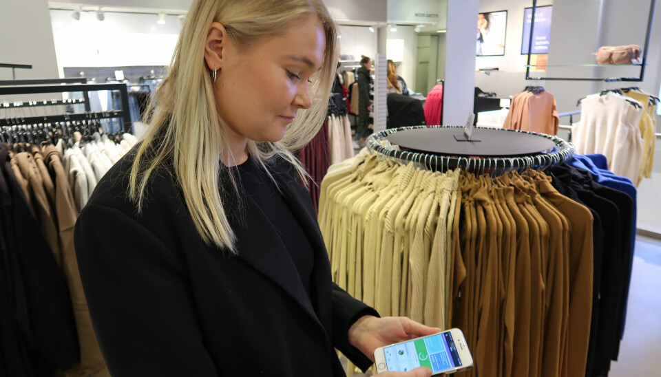 Butikksjefen får tilbakemeldinger fra kunder til appen på mobilen fortløpende.