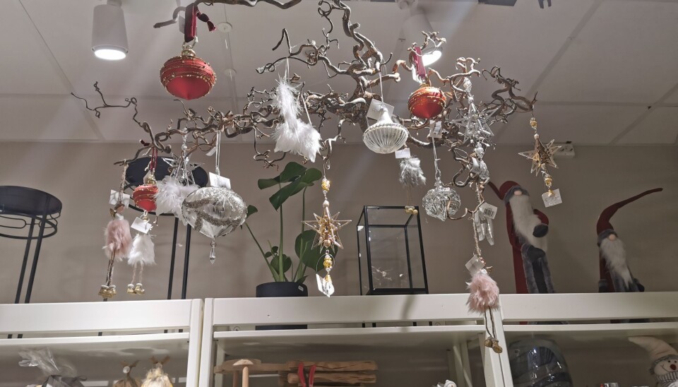 Jul høyt og lavt i julebutikken Frøken Fryd. Jul høyt og lavt i julebutikken Frøken Fryd.