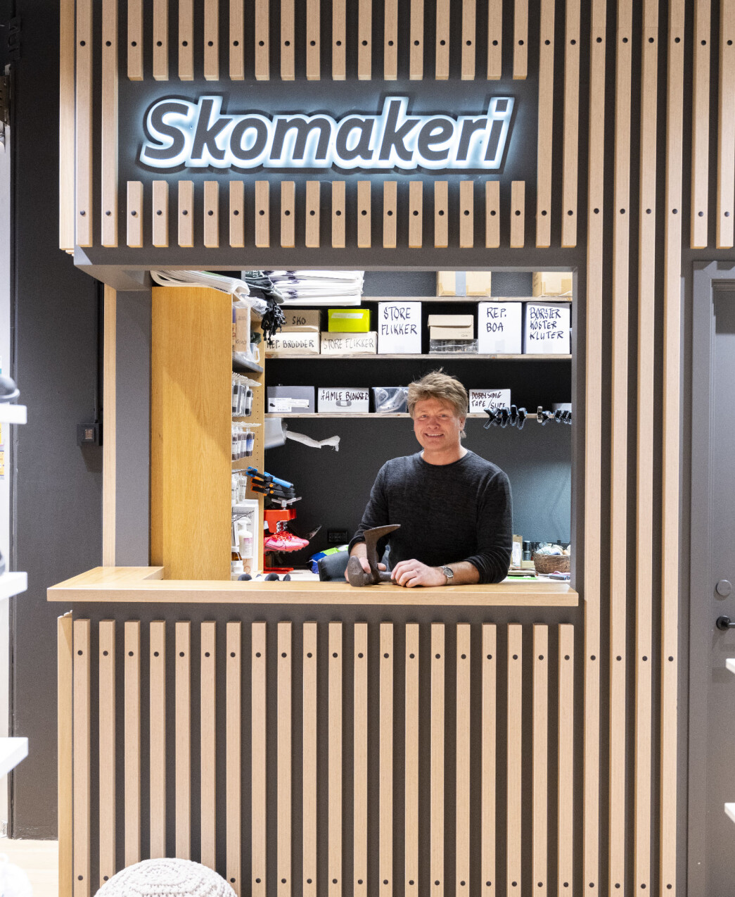Skomakeren Knut er ansatt på fulltid i skobutikken. Skomakeren Knut er ansatt på fulltid i skobutikken.
