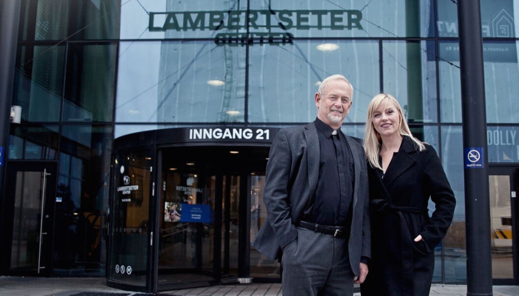 Sogneprest Fredrik Ulseth og senterleder Silje Aspen på Lambertseter står i spissen for julegaveaksjonen. Sogneprest Fredrik Ulseth og senterleder Silje Aspen på Lambertseter står i spissen for julegaveaksjonen.