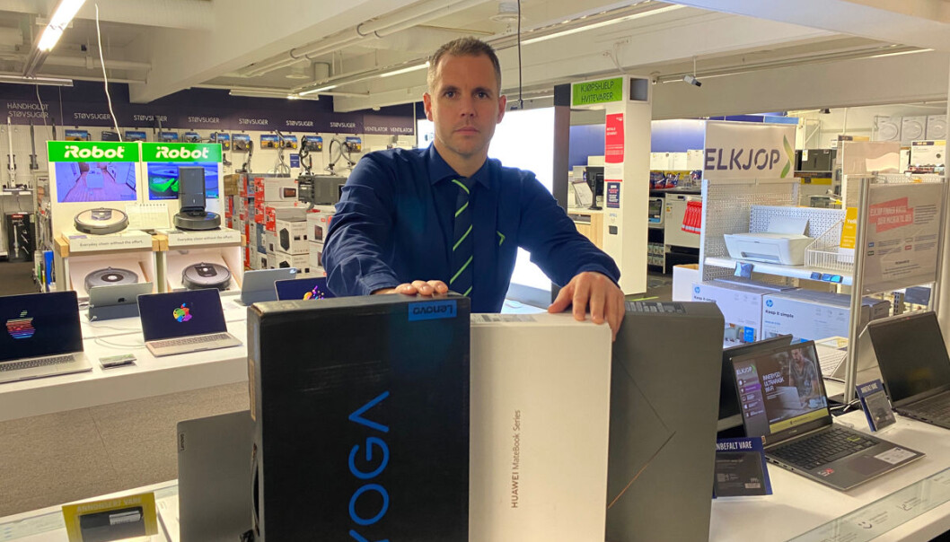 Varehussjef Magne Ryan med tomme PC-esker etter butikktyveriet, som endte positivt slik at tyvegodset kommer til rette. Varehussjef Magne Ryan med tomme PC-esker etter butikktyveriet, som endte positivt slik at tyvegodset kommer til rette.