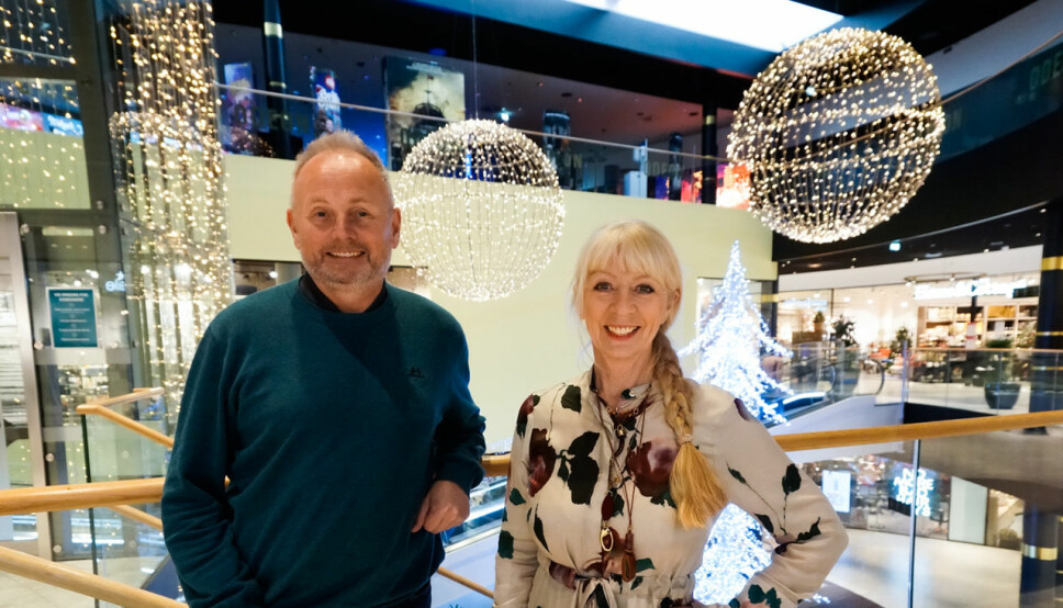 Driftssjef Svein Ytterland og senterleder Anne Mari Rødal Kleppe på Amfi Moa mener at belysningen er viktig for kundeopplevelsen..
