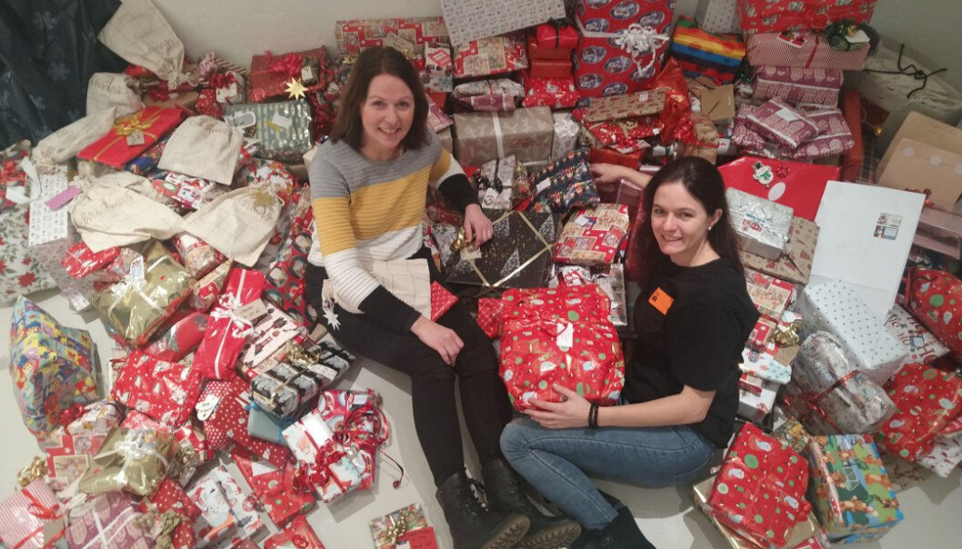 Et hav av giverglede, fra v. Hilde Sandum (50) og Linn Andreassen (32). Et hav av giverglede, fra v. Hilde Sandum (50) og Linn Andreassen (32).