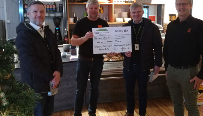Skue Sparebank ved Per Anders Bjørklund og Ole Jan Aslaksrud kom innom med en sjekk på 10.000, på bildet sammen med Jan Egil Hovland og Jon Gulbrandsen fra Kirkens Bymisjon. Skue Sparebank ved Per Anders Bjørklund og Ole Jan Aslaksrud kom innom med en sjekk på 10.000, på bildet sammen med Jan Egil Hovland og Jon Gulbrandsen fra Kirkens Bymisjon.