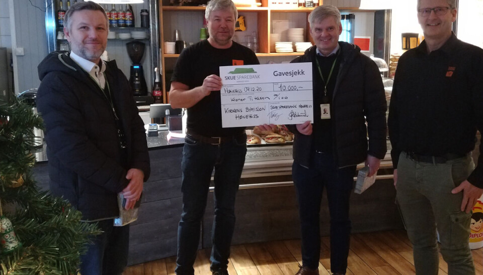 Skue Sparebank ved Per Anders Bjørklund og Ole Jan Aslaksrud kom innom med en sjekk på 10.000, på bildet sammen med Jan Egil Hovland og Jon Gulbrandsen fra Kirkens Bymisjon. Skue Sparebank ved Per Anders Bjørklund og Ole Jan Aslaksrud kom innom med en sjekk på 10.000, på bildet sammen med Jan Egil Hovland og Jon Gulbrandsen fra Kirkens Bymisjon.