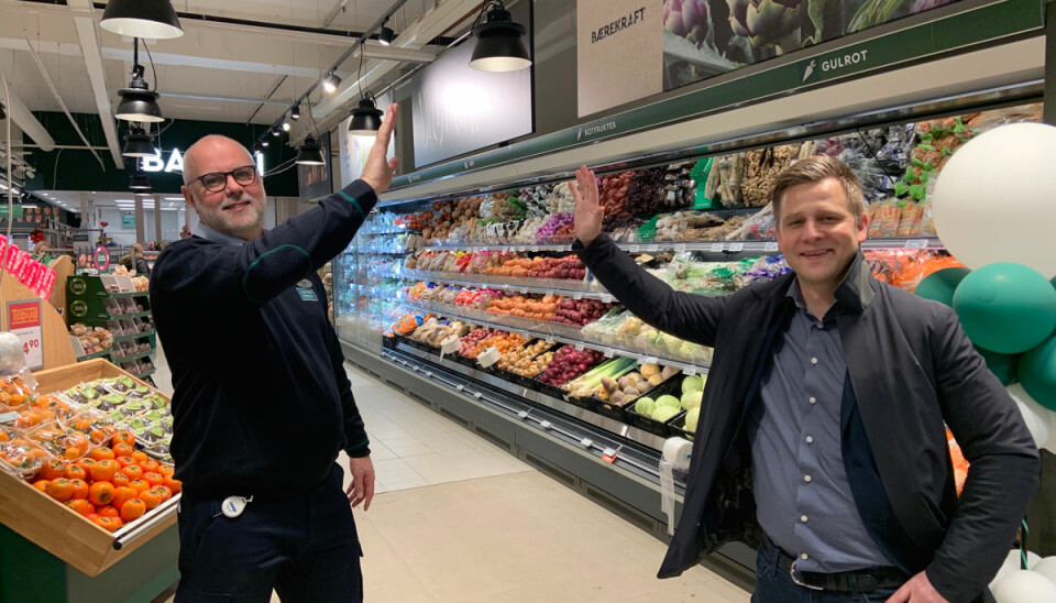 Butikksjef Roger Vollan (t.v.) fikk besøk av kjededirektør Daniel Kyrre Pedersen da Mega kunne presentere seg som totalrenovert i tråd med det nyeste kjedekonseptet.