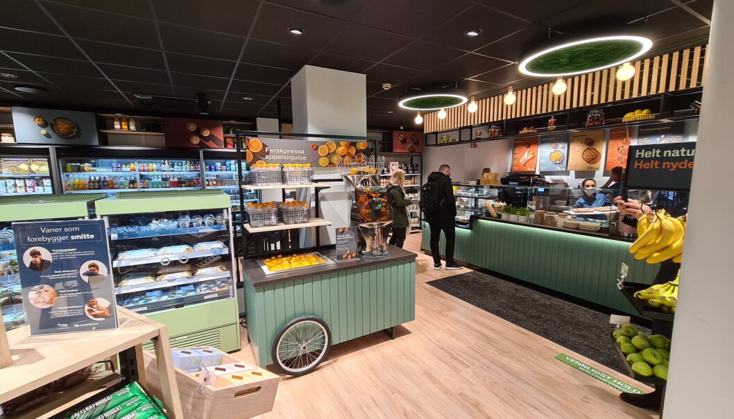 Juicestasjonen hvor kunden kan lage sin egen juice av ferske appelsiner, passer inn i Veggie de Luca-konseptet som Puume har utviklet for NorgesGruppen. Juicestasjonen hvor kunden kan lage sin egen juice av ferske appelsiner, passer inn i Veggie de Luca-konseptet som Puume har utviklet for NorgesGruppen.