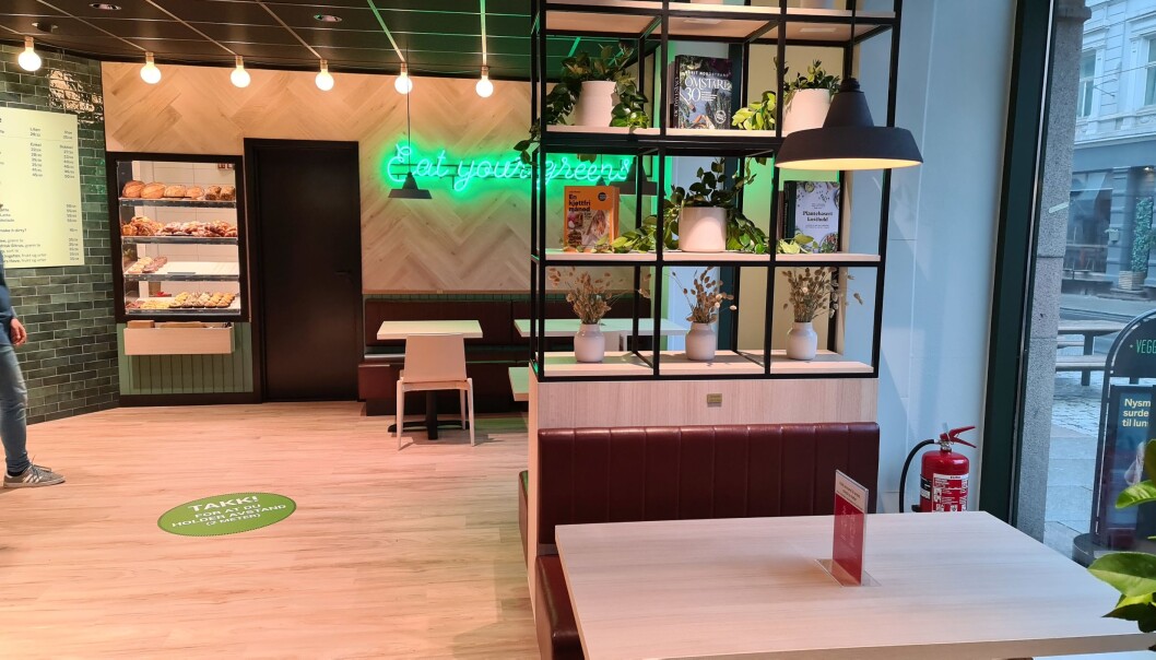 Konseptet har et jordnært preg og er ment å støtte opp under vegetar/vegan-menyen. Det er valgt miljøvennlige trematerialer og nordiske farger. Konseptet har et jordnært preg og er ment å støtte opp under vegetar/vegan-menyen. Det er valgt miljøvennlige trematerialer og nordiske farger.