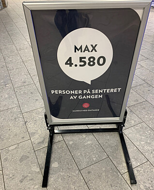 Det kommuniseres blant annet med plakatbukker inne på senteret. Det kommuniseres blant annet med plakatbukker inne på senteret.