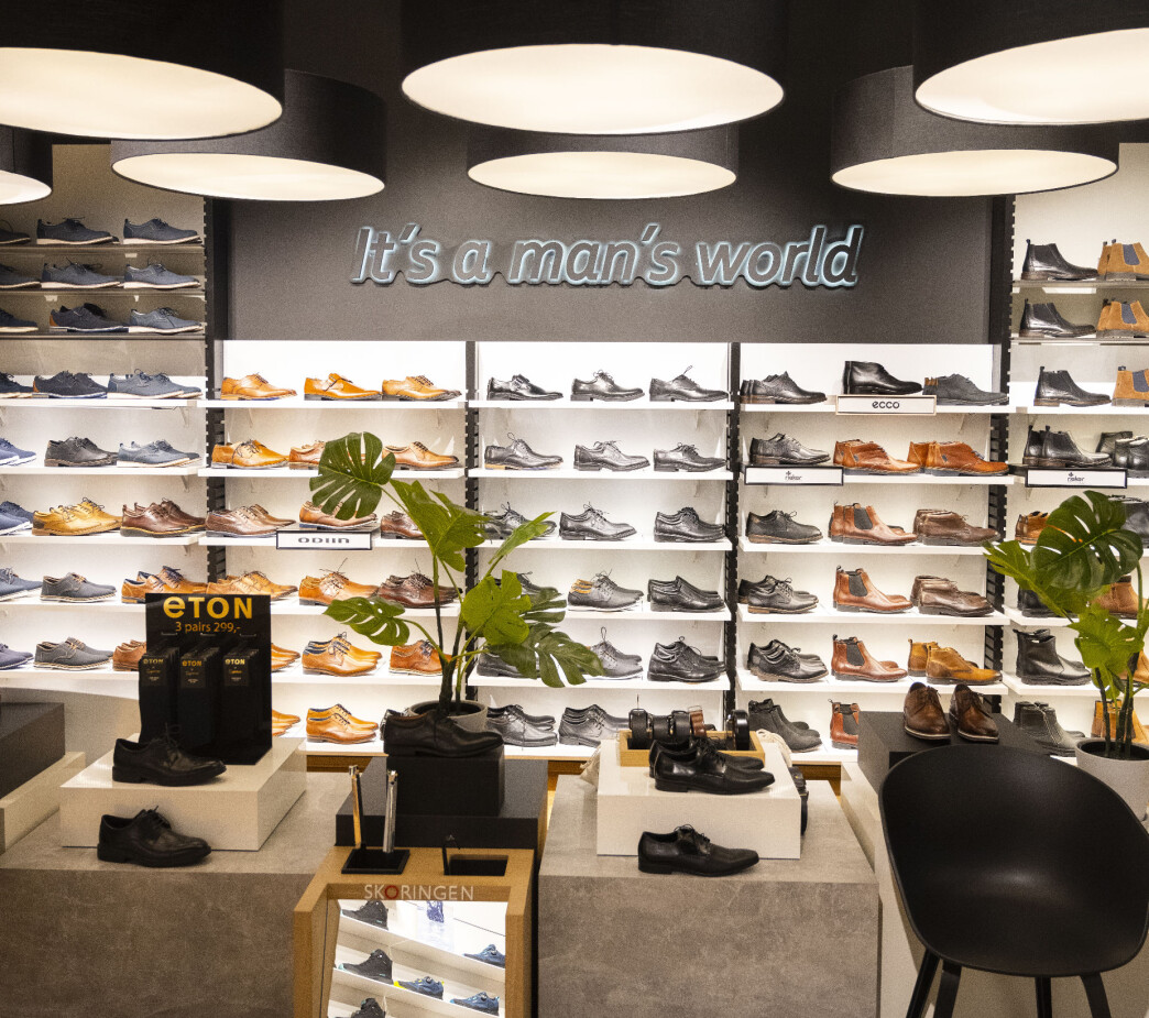 Butikken har en god grunnbelysning som lyser opp vegger og stativer Butikken har en god grunnbelysning som lyser opp vegger og stativer