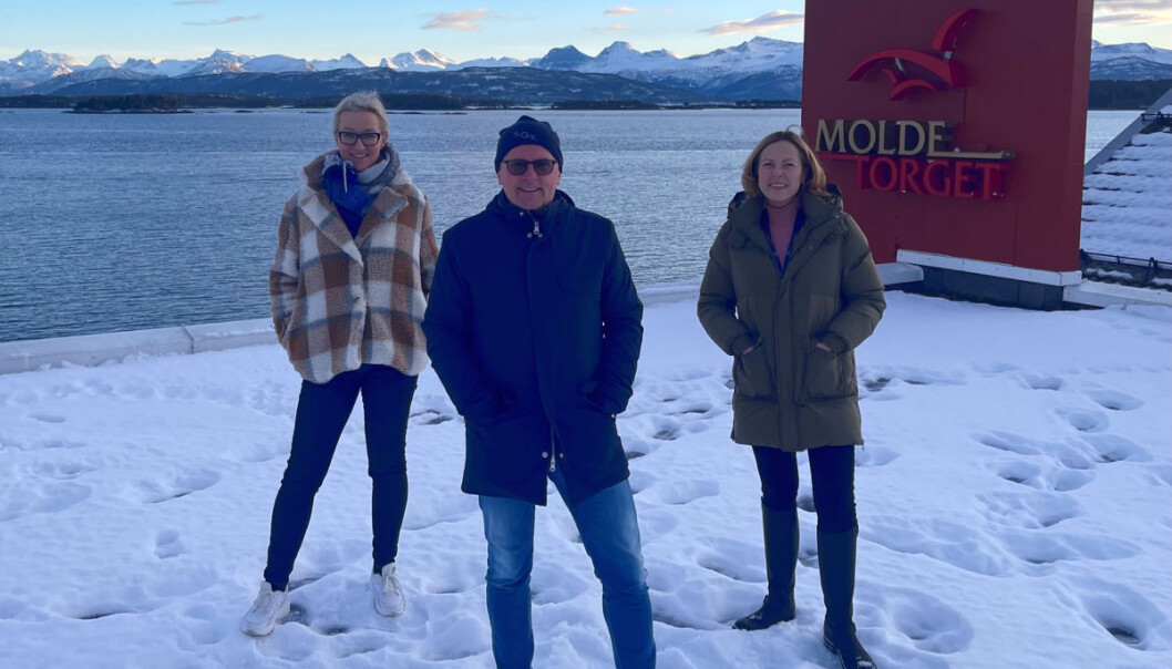 F.v. Britt Janne Tennøy, senterleder MoldeTorget, Jan Erik Nyland, daglig leder i Glass og Irene Malmedal, eiendomssjef Thon Kjøpesenter Midt AS ser fram til å starte byggingen uteserveringen med det gode navnet Glasstaket. F.v. Britt Janne Tennøy, senterleder MoldeTorget, Jan Erik Nyland, daglig leder i Glass og Irene Malmedal, eiendomssjef Thon Kjøpesenter Midt AS ser fram til å starte byggingen uteserveringen med det gode navnet Glasstaket.