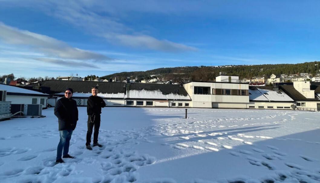 Daglig leder i Glass Jan Erik Nyland (t.v.) og driftsleder Bent Arne Smørholm må ennå vasse i snø, men her skal det meget snart bygges stor uteservering. Daglig leder i Glass Jan Erik Nyland (t.v.) og driftsleder Bent Arne Smørholm må ennå vasse i snø, men her skal det meget snart bygges stor uteservering.