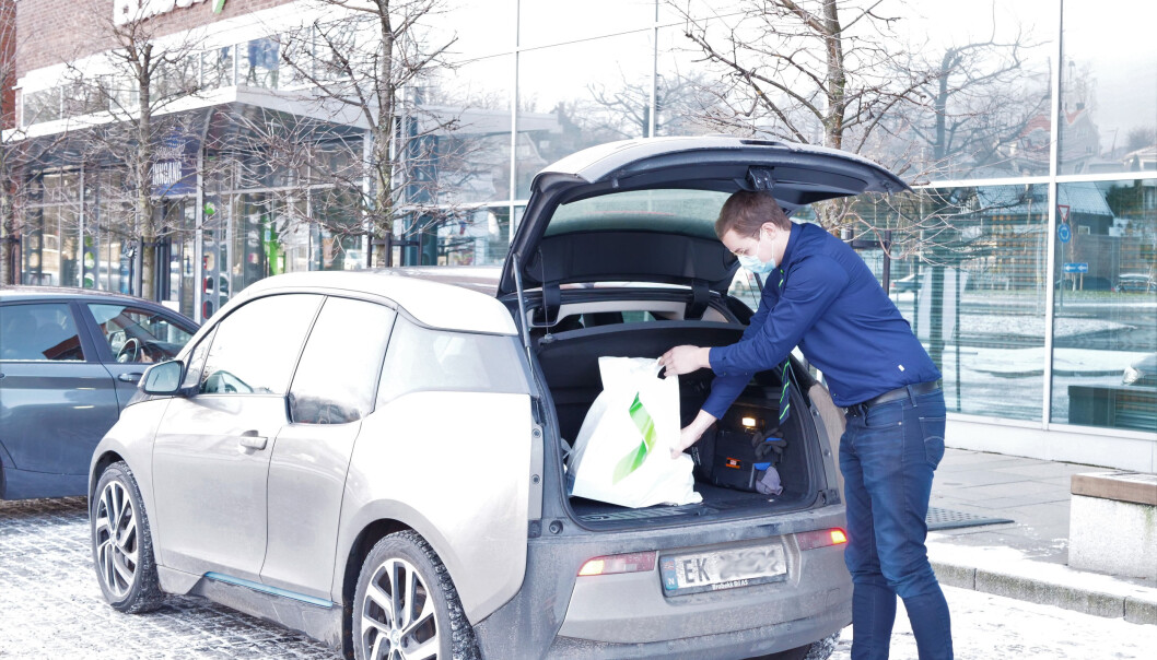 Kreativiteten blomstrer i varehandelen under pandemien. Elkjøp har funnet en betalingsløsning med Vipps som innebærer at kunden ikke trenger å forlate bilen. Kreativiteten blomstrer i varehandelen under pandemien. Elkjøp har funnet en betalingsløsning med Vipps som innebærer at kunden ikke trenger å forlate bilen.