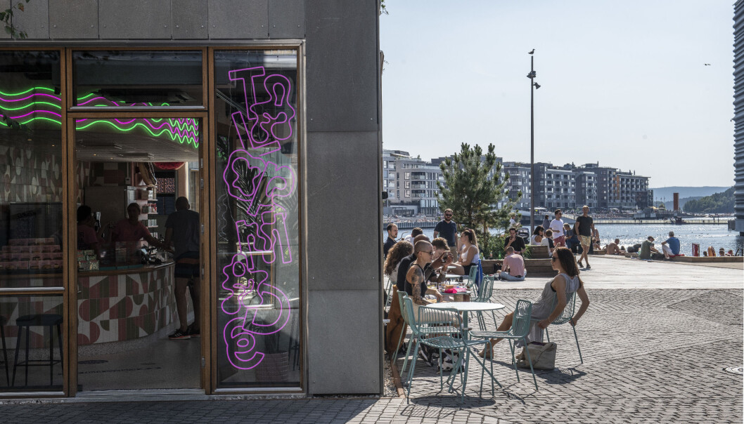 En ny undersøkelse viser at 39 prosent har spist på restaurant i Bjørvika i løpet av 2020, opp fra 33 prosent i 2018. 13 prosent har handlet i butikkene, som er mer enn en dobling fra seks prosent i 2018. En ny undersøkelse viser at 39 prosent har spist på restaurant i Bjørvika i løpet av 2020, opp fra 33 prosent i 2018. 13 prosent har handlet i butikkene, som er mer enn en dobling fra seks prosent i 2018.