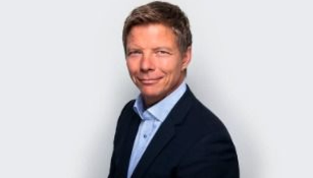 Jan Haglund går fra en bank til en annen. Jan Haglund går fra en bank til en annen.