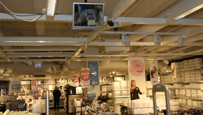Overvåkningskameraer har Clas Ohlson i alle butikker. De fungerer forebyggende og som en trygghet for personalet. Overvåkningskameraer har Clas Ohlson i alle butikker. De fungerer forebyggende og som en trygghet for personalet.