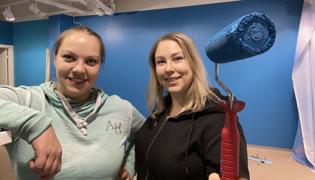 Søstrene Lise Hansen-Andersen, majoritetseier og daglig leder (t.v) og styreleder Carina Hansen, medeier, salgs- og markedsansvarlig samt styreleder, har gjort mest mulig selv for å klargjøre lokalet. Søstrene Lise Hansen-Andersen, majoritetseier og daglig leder (t.v) og styreleder Carina Hansen, medeier, salgs- og markedsansvarlig samt styreleder, har gjort mest mulig selv for å klargjøre lokalet.