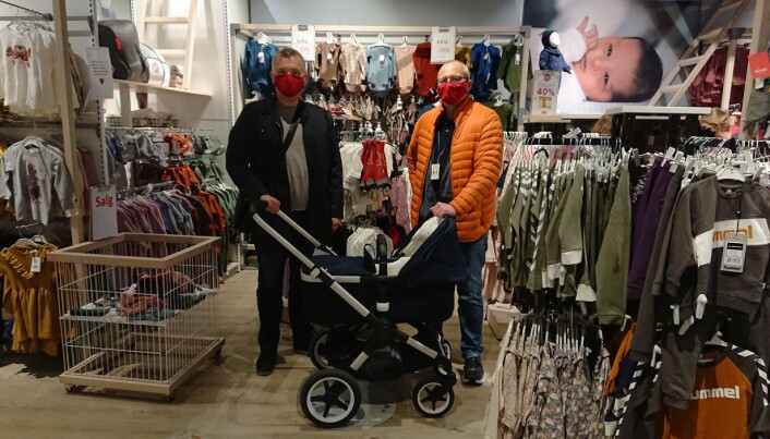 I høst opplevde Strømmen Storsenter en rekke tyverier med barnevogn. T.v. Steinar Vadla Risa fra Vadla Trygghetsbyrå og t.h. senterleder Kristian Ruud. I høst opplevde Strømmen Storsenter en rekke tyverier med barnevogn. T.v. Steinar Vadla Risa fra Vadla Trygghetsbyrå og t.h. senterleder Kristian Ruud.