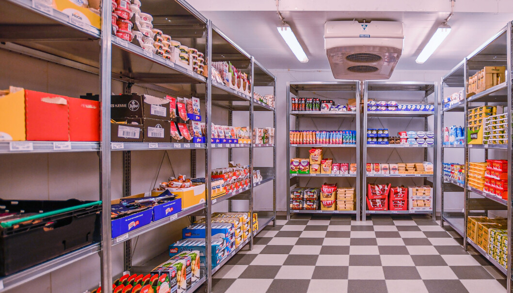 i en dark store er det kun betjening eller bud som plukker varer, ikke kundene. i en dark store er det kun betjening eller bud som plukker varer, ikke kundene.