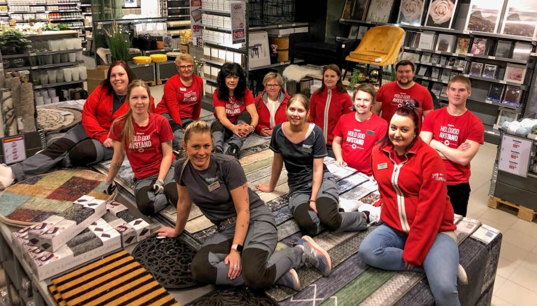 Gøy på Europris Løten: Butikksjef Gry Sønsthagen foran sine medarbeidere Gry Beate Thorsteinsen Helgesen, Rita Aspen, Marit Karlsen, Wenche Jægergaard, Emma Bergstrøm, Christian Torbergsen, Nina Tangen, Ine Sønsthagen, Magnus Mytting Tangen, Petter Sønsthagen og Marita Sørli er klare for nyåpning tirsdag. Gøy på Europris Løten: Butikksjef Gry Sønsthagen foran sine medarbeidere Gry Beate Thorsteinsen Helgesen, Rita Aspen, Marit Karlsen, Wenche Jægergaard, Emma Bergstrøm, Christian Torbergsen, Nina Tangen, Ine Sønsthagen, Magnus Mytting Tangen, Petter Sønsthagen og Marita Sørli er klare for nyåpning tirsdag.